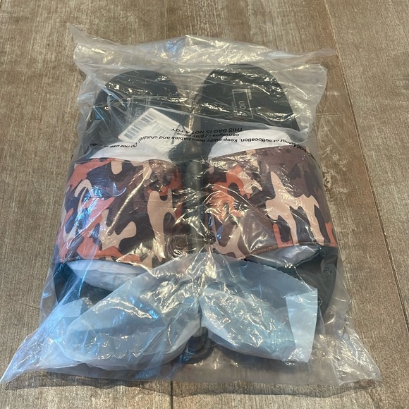 Urban Outfitters Camo Slides - Picture 3 of 6